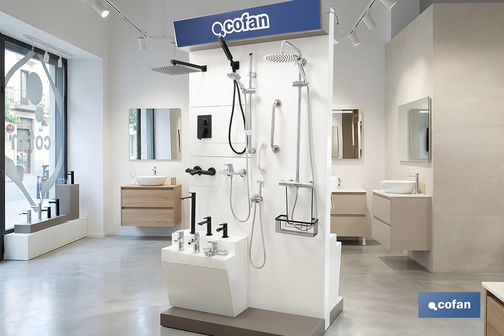 Expositor de madera con grifería y accesorios de baño | Incluye 32 referencias, 96 productos | Iluminación en el cabecero - Cofan