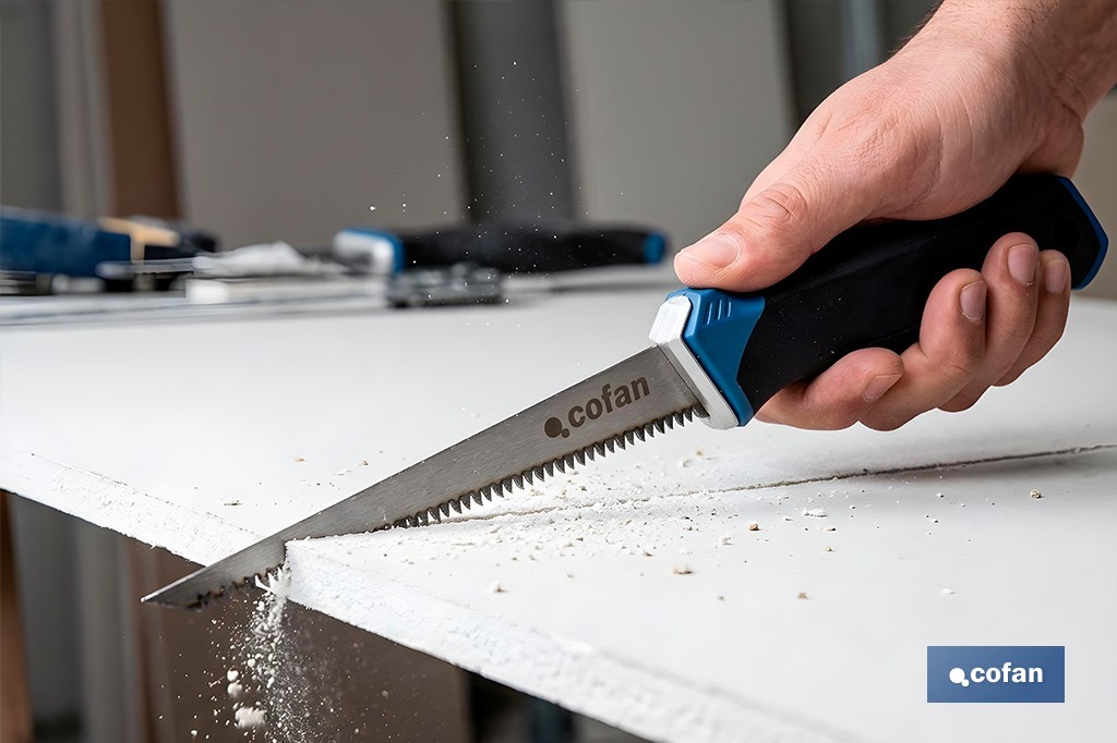 Serrucho para pladur y escayola con hoja de acero SK5 | Mango ergonómico y punta afilada | Corte preciso y rápido en yeso, cartón y escayola - Cofan