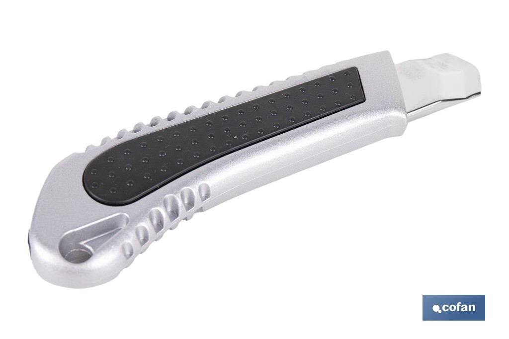 Cúter profesional de aluminio | Hoja negra SK2 | Sistema de bloqueo automático | Zona antideslizante | Disponible en 2 medidas - Cofan