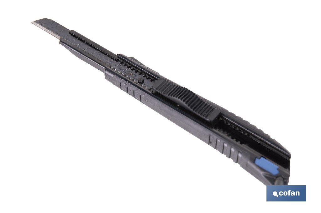 Cúter profesional de ABS | Con recubrimiento antideslizante TPR | Hoja negra ultra afilada SK2 | Bloqueo automático | Disponible en 3 medidas - Cofan