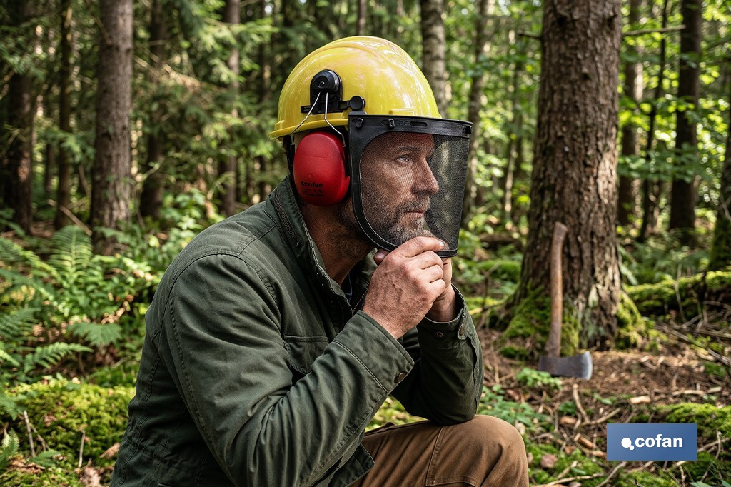 Kit forestal 4 en 1: casco con protección de rostro y oídos. Protección triple certificada. - Cofan