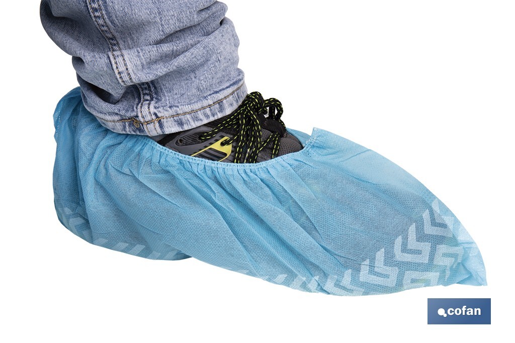 Cubrezapatos desechables antideslizantes | Material: polipropileno | Color: azul | Talla única | Disponible en packs de 100 unidades - Cofan