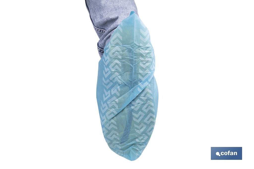 Cubrezapatos desechables antideslizantes | Material: polipropileno | Color: azul | Talla única | Disponible en packs de 100 unidades - Cofan