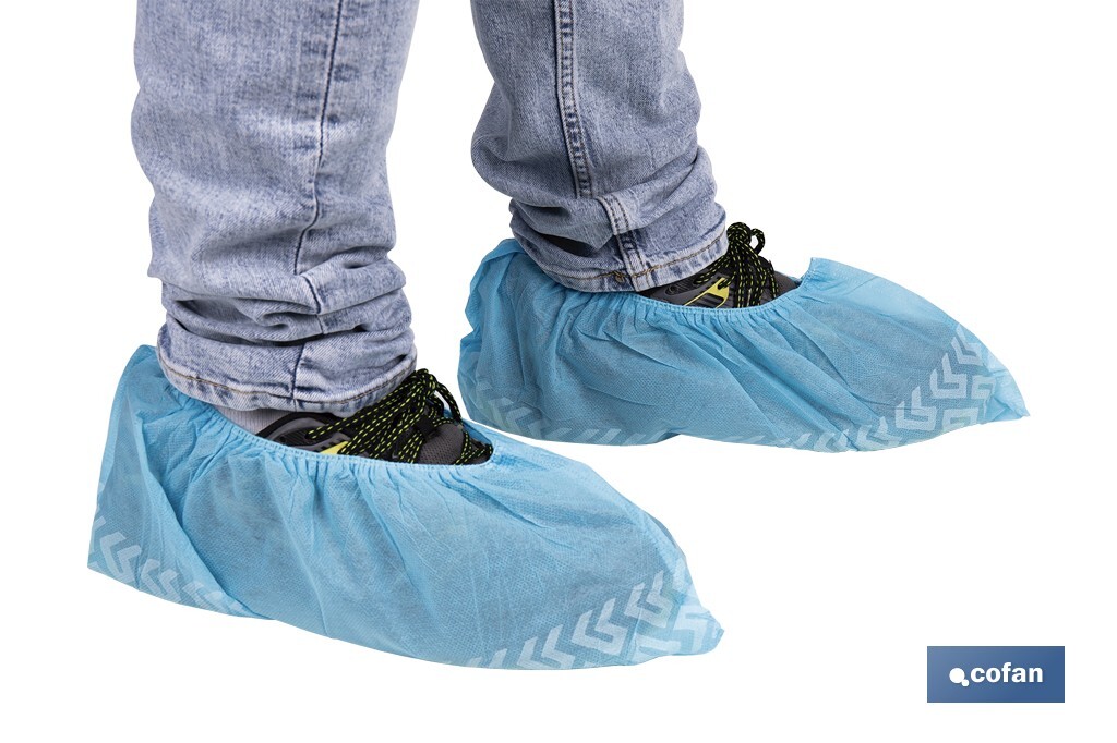 Cubrezapatos desechables antideslizantes | Material: polipropileno | Color: azul | Talla única | Disponible en packs de 100 unidades - Cofan