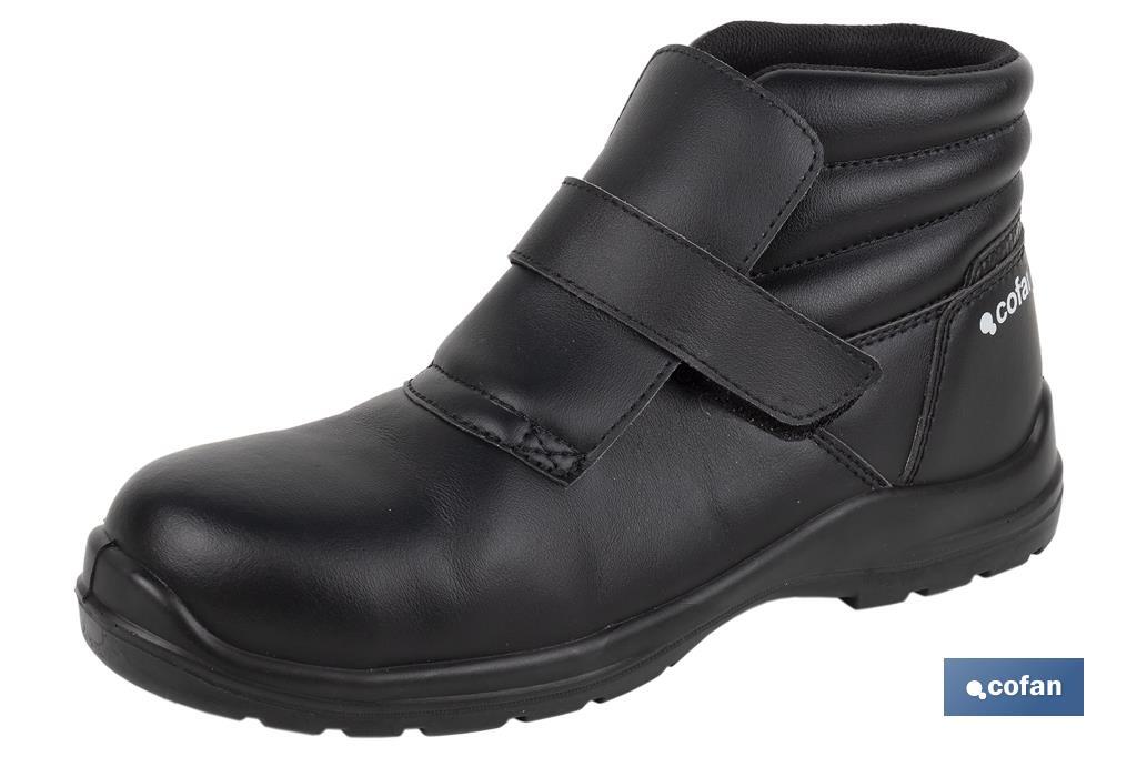S2 SRC black safety boot | Sizes available range from 35 to 47 (EU) | Water-repellent boot with insole - Cofan