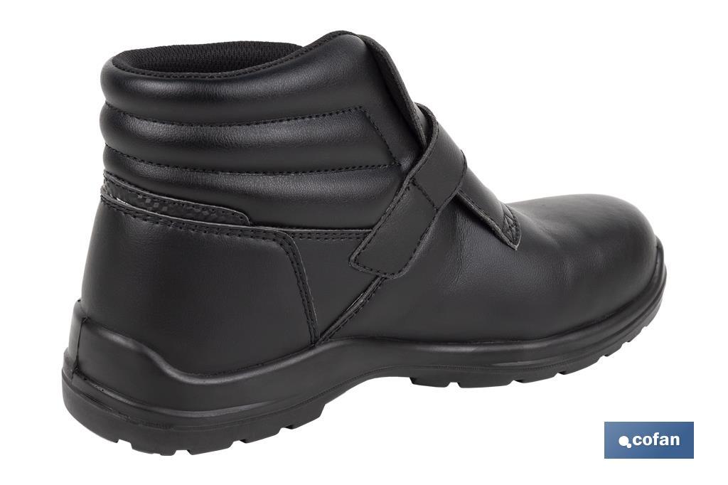 S2 SRC black safety boot | Sizes available range from 35 to 47 (EU) | Water-repellent boot with insole - Cofan