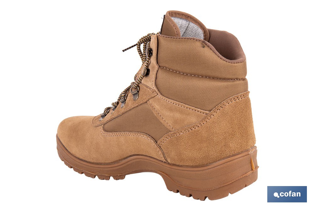 Bota de trekking Aracena con suela antideslizante de caucho | Serraje natural y cierre por cordones | Adecuada para senderismo y media montaña | Disponible desde la talla 38 hasta la 46 - Cofan