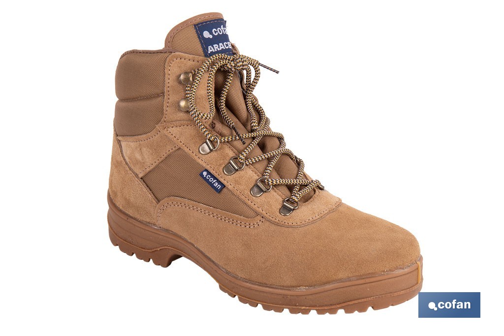 Bota de trekking Aracena con suela antideslizante de caucho | Serraje natural y cierre por cordones | Adecuada para senderismo y media montaña | Disponible desde la talla 38 hasta la 46 - Cofan