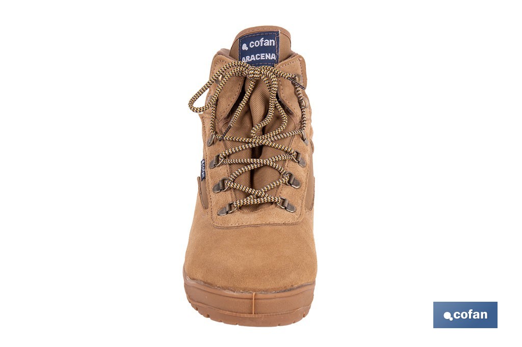 Bota de trekking Aracena con suela antideslizante de caucho | Serraje natural y cierre por cordones | Adecuada para senderismo y media montaña | Disponible desde la talla 38 hasta la 46 - Cofan
