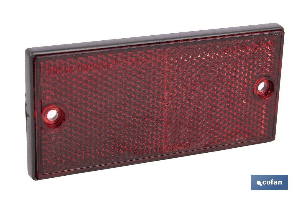 Catadióptrico rectangular con agujeros | Tornillos no incluidos | Producto homologado | Disponible en 3 colores diferentes | Medidas: 106 x 50 mm - Cofan