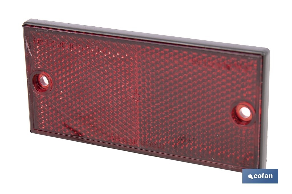 Catadióptrico rectangular con agujeros | Tornillos no incluidos | Producto homologado | Disponible en 3 colores diferentes | Medidas: 106 x 50 mm - Cofan
