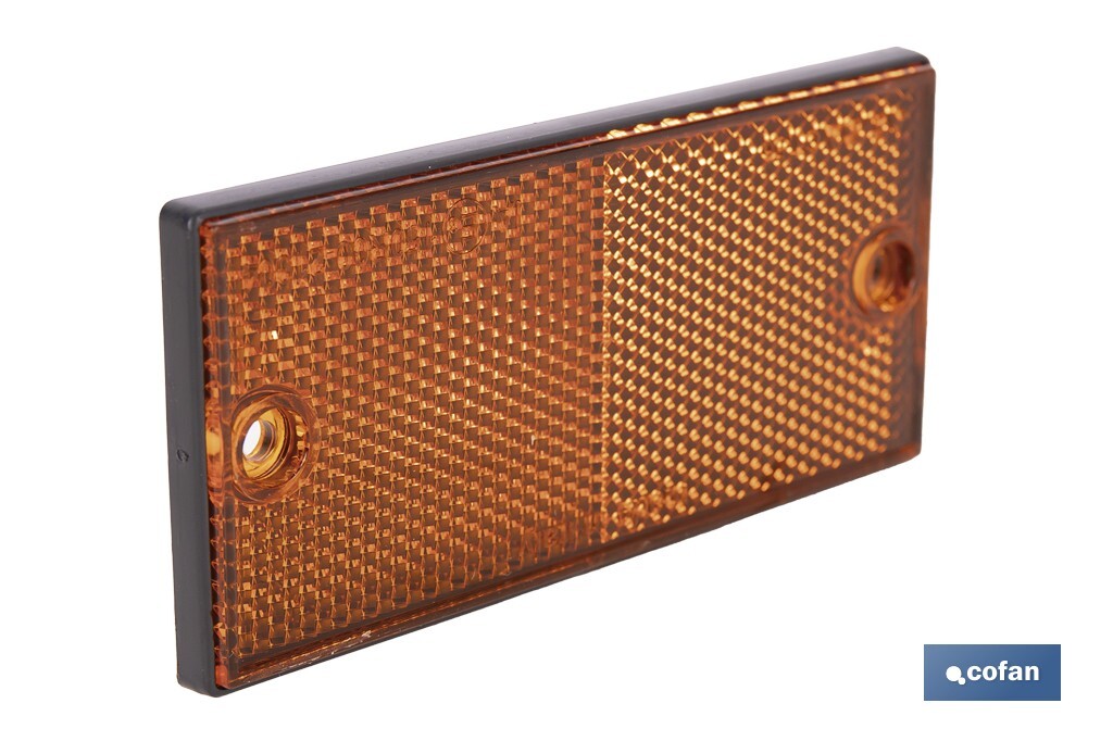 Catadióptrico rectangular con agujeros | Tornillos no incluidos | Producto homologado | Disponible en 3 colores diferentes | Medidas: 106 x 50 mm - Cofan