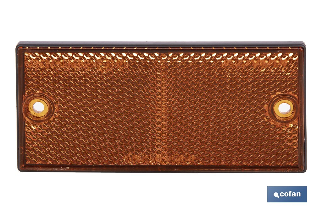 Catadióptrico rectangular con agujeros | Tornillos no incluidos | Producto homologado | Disponible en 3 colores diferentes | Medidas: 106 x 50 mm - Cofan