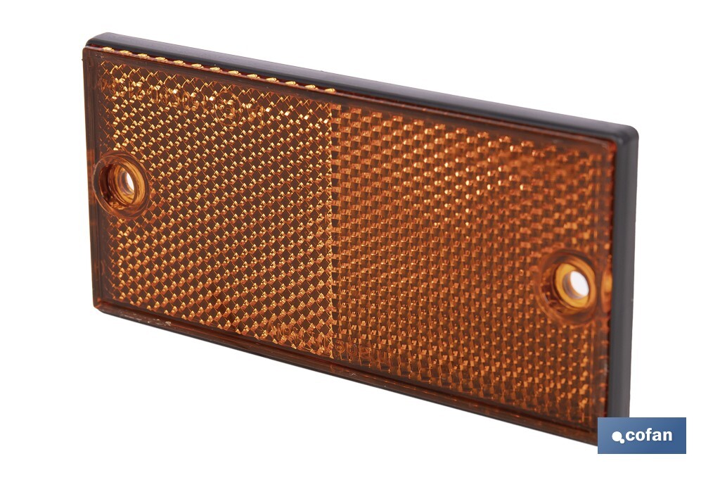 Catadióptrico rectangular con agujeros | Tornillos no incluidos | Producto homologado | Disponible en 3 colores diferentes | Medidas: 106 x 50 mm - Cofan