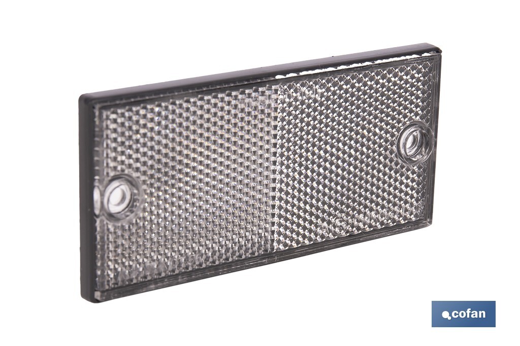 Catadióptrico rectangular con agujeros | Tornillos no incluidos | Producto homologado | Disponible en 3 colores diferentes | Medidas: 106 x 50 mm - Cofan
