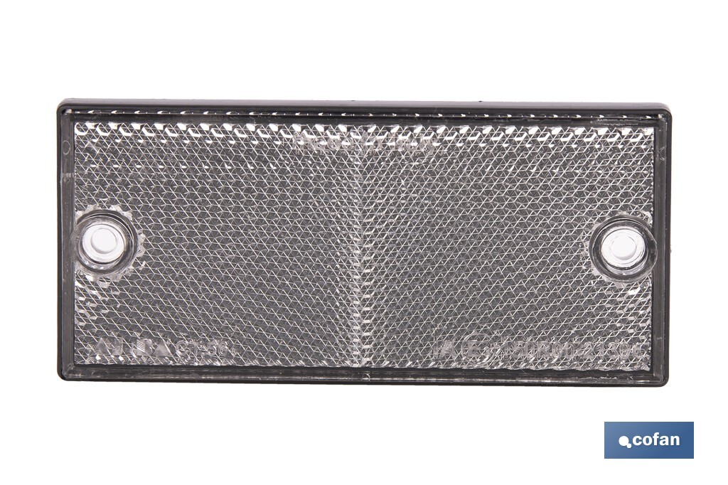 Catadióptrico rectangular con agujeros | Tornillos no incluidos | Producto homologado | Disponible en 3 colores diferentes | Medidas: 106 x 50 mm - Cofan