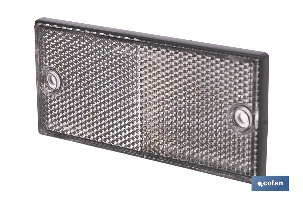 Catadióptrico rectangular con agujeros | Tornillos no incluidos | Producto homologado | Disponible en 3 colores diferentes | Medidas: 106 x 50 mm - Cofan