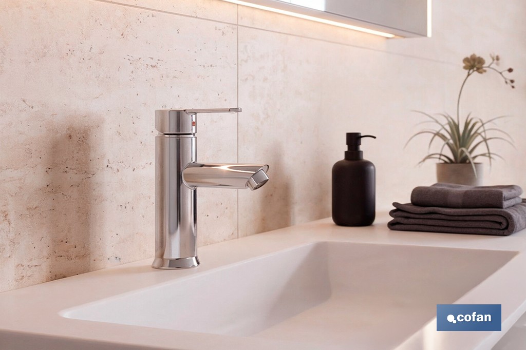 Grifo monomando para lavabo con acabado cromado | Incluye latiguillos de acero inoxidable | Gama Évian - Cofan