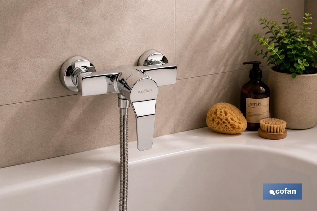 Grifo monomando para bañera con acabado cromado | Incluye excéntricas, embellecedores y cartucho cerámico de 40 mm - Cofan