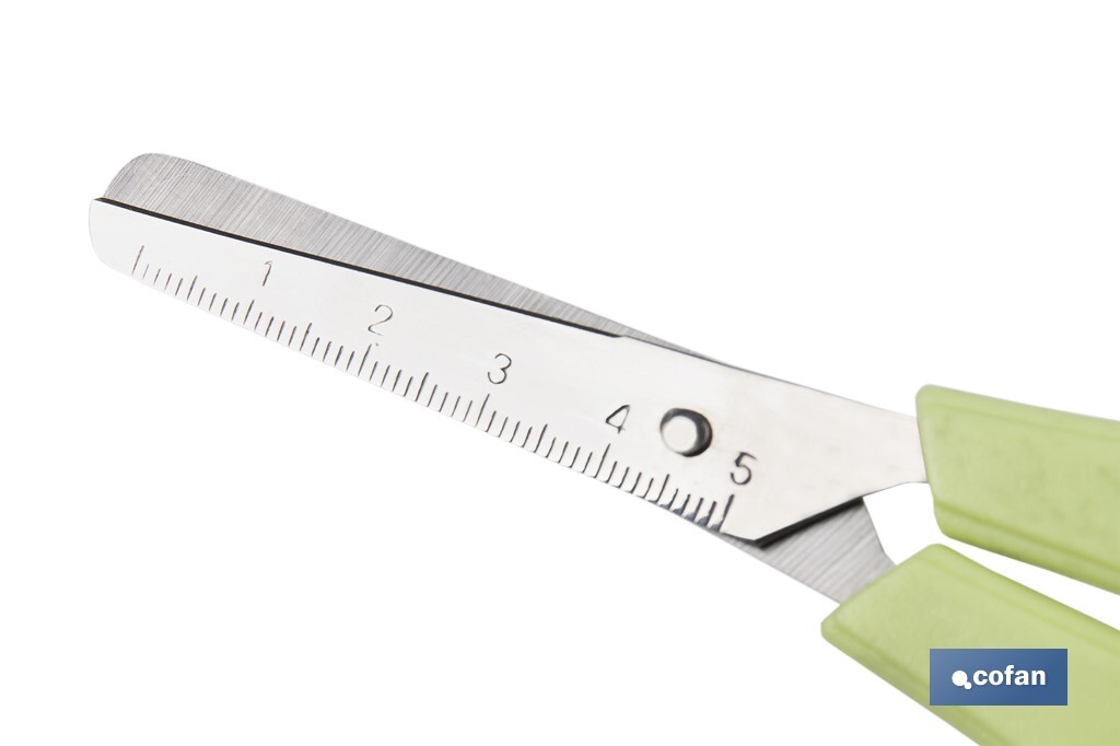 Tijeras escolares con punta redonda | Inlcuye escala de medición | Ideal para niños y tareas escolares | Longitud: 13,3 cm - Cofan