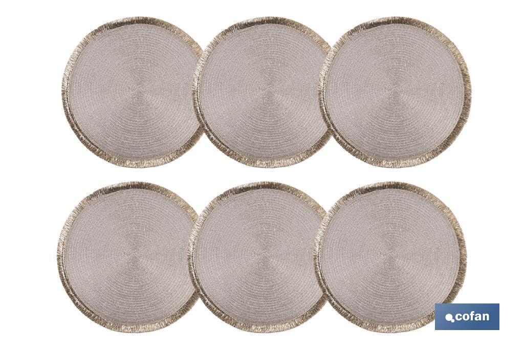 Bajoplatos redondos con flecos decorativos | Disponibles en color dorado y plateado | Packs de 6 salvamanteles individuales | Diámetro: 38 cm - Cofan