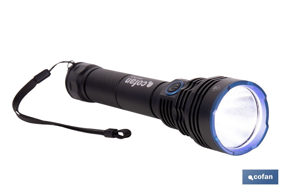 Linterna LED de alta potencia | Recargable con 6 modos de luz | Disponible en dos potencias: 18.000 lm y 10.000 lm - Cofan