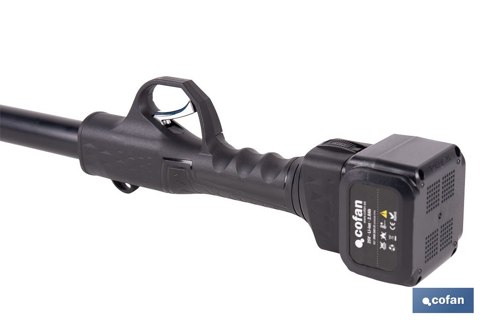 Set de tijeras de podar eléctricas 25 V con pértiga extensible 1,40-2,07 m | Incluye 2 baterías, maletín y accesorios - Cofan