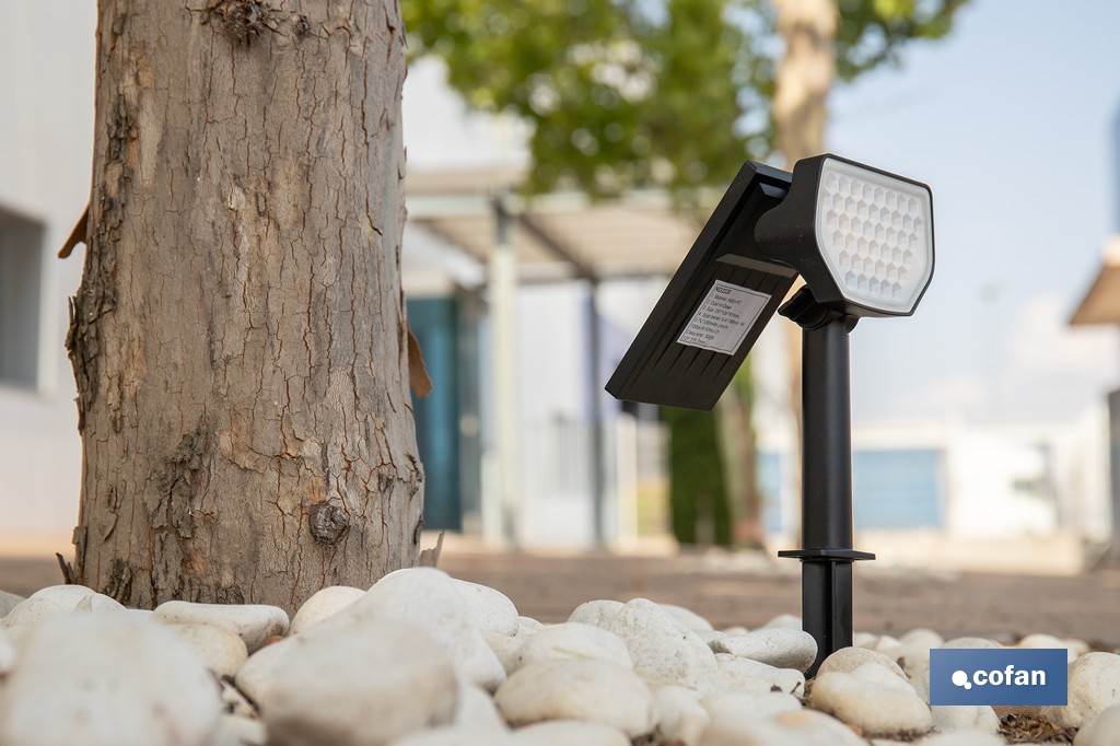 Pack de 4 apliques solares LED con sensor | Instalación en pared o suelo | Dos modos de iluminación | 3000 K, batería 3,7 V, 1500 mAh - Cofan