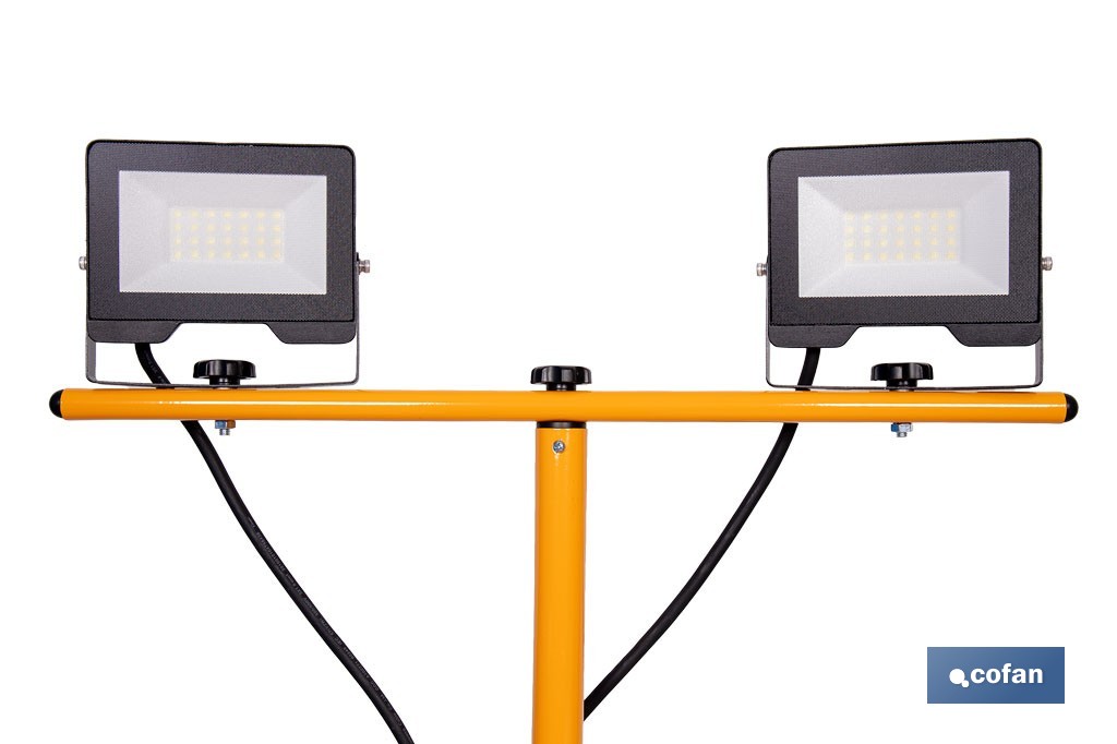 Trípode telescópico con 2 proyectores LED | 20 W, 3600 lm, protección IP65 | Cable de 1,5 con enchufe europeo - Cofan