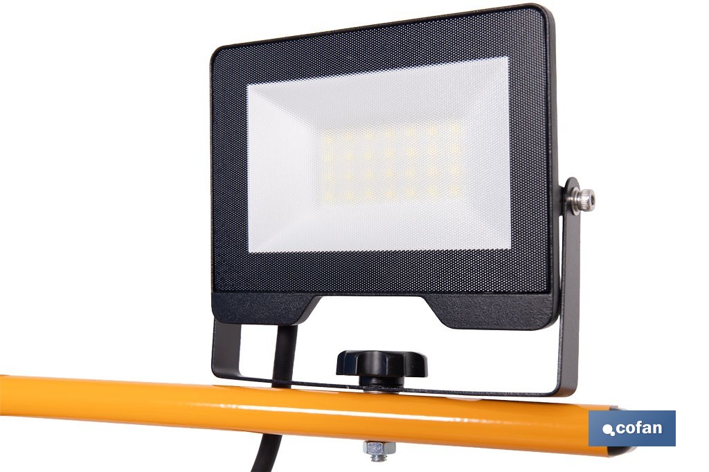 Trípode telescópico con 2 proyectores LED | 20 W, 3600 lm, protección IP65 | Cable de 1,5 con enchufe europeo - Cofan