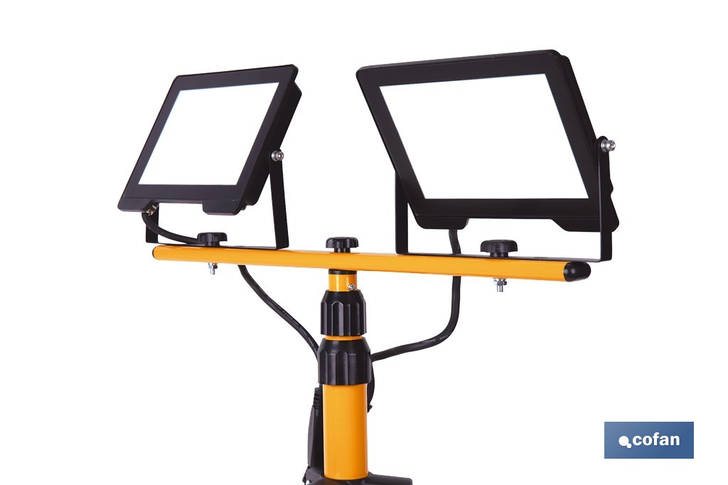 Trípode telescópico con 2 proyectores LED | Altura máxima 1,75 m, 50 W, 4500 lm, protección IP65 | Cable de 1,9 m con enchufe europeo - Cofan