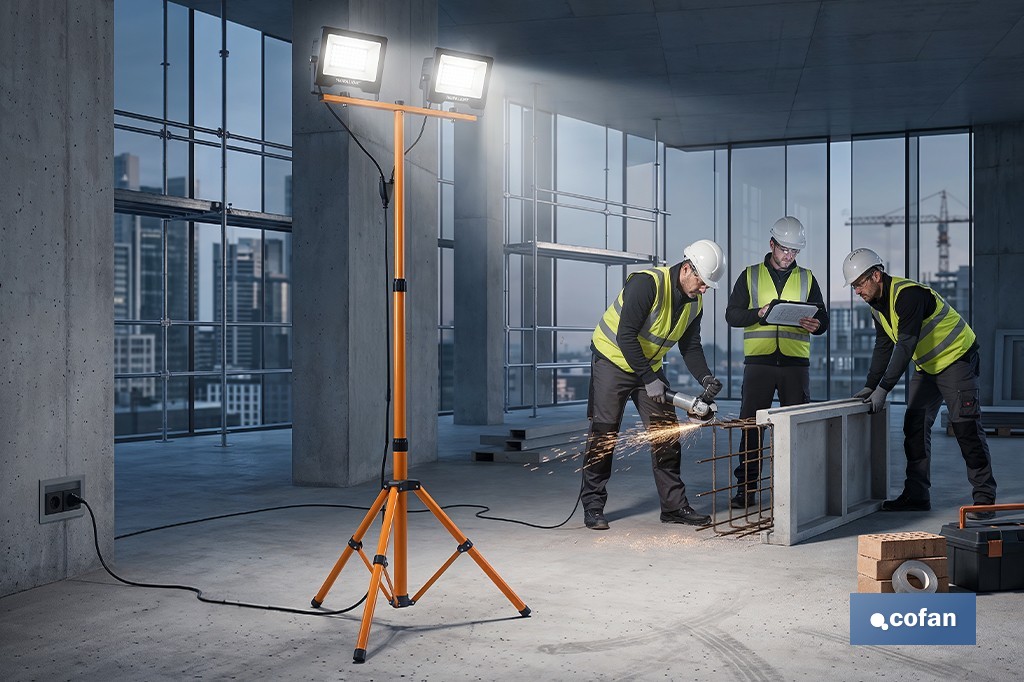 Trípode telescópico con 2 proyectores LED | Altura máxima 1,75 m, 50 W, 4500 lm, protección IP65 | Cable de 1,9 m con enchufe europeo - Cofan
