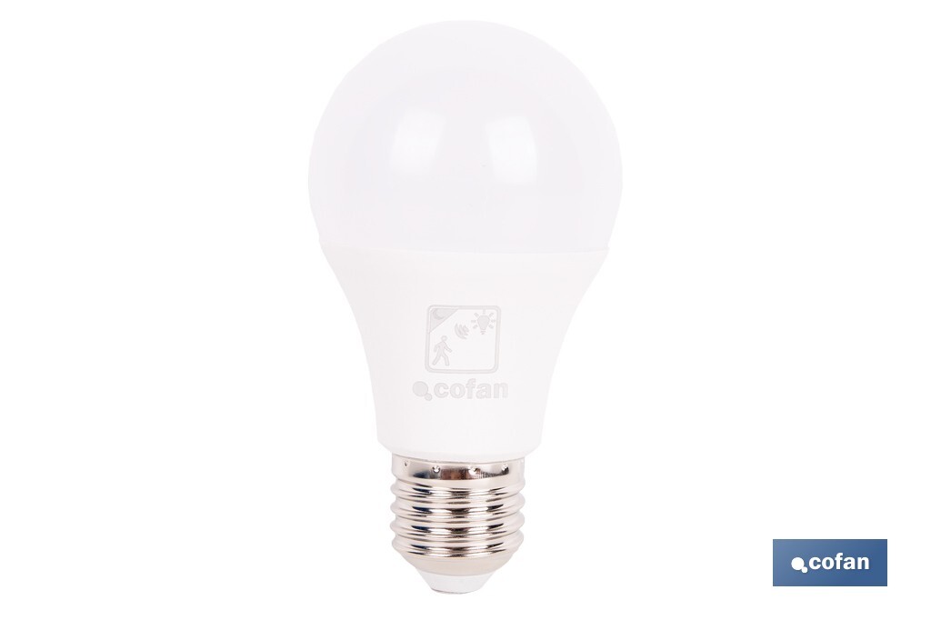 Bombilla Clásica LED con Sensor de Presencia E27 | 8,5 W - 810 lúmenes | 4000 K - luz neutra | Detección 240° <6 m | Ahorro Energético 90% | 25.000 h de Vida - Cofan