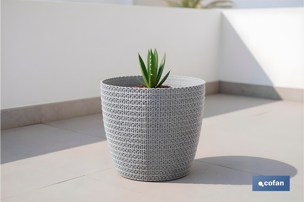 Maceteros decorativos con diseño trenzado | Resistentes a los UV | Material: polipropileno | Disponibles en diferentes medidas y colores - Cofan