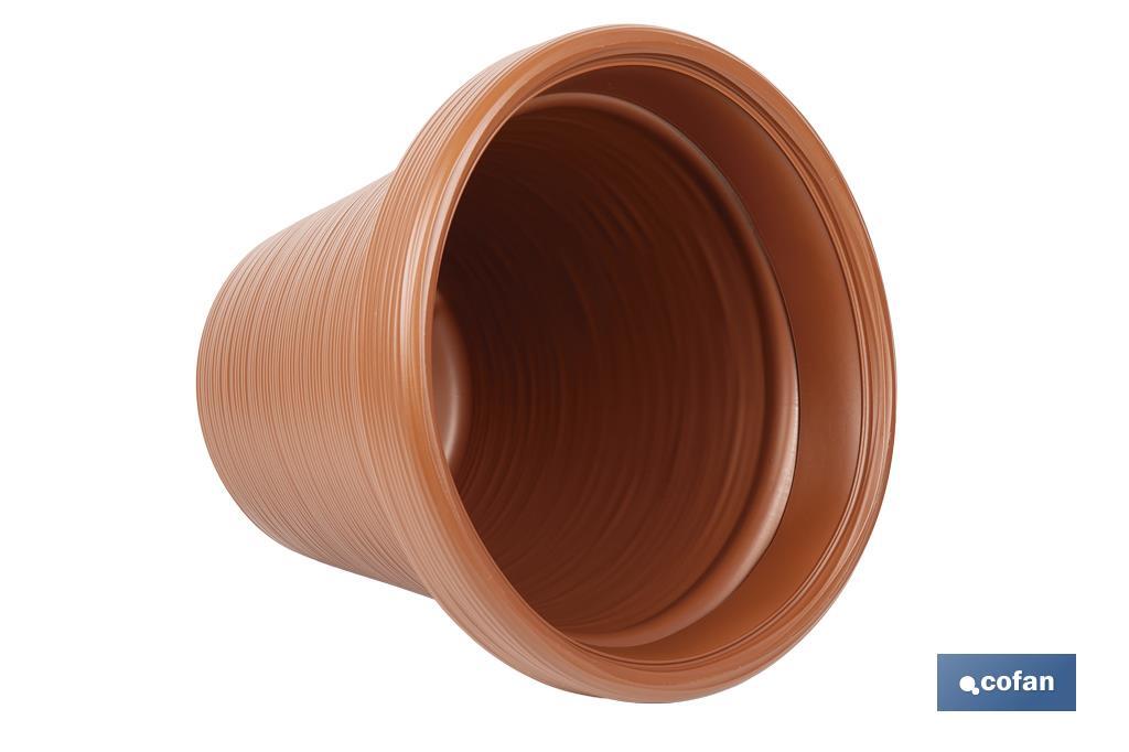 Macetas decorativas con diseño rayado | Color: terracota | Resistentes a los rayos UV | Material: Polietileno de alta densidad | Ideales para interiores y exteriores | Disponibles en diferentes medidas y capacidades - Cofan