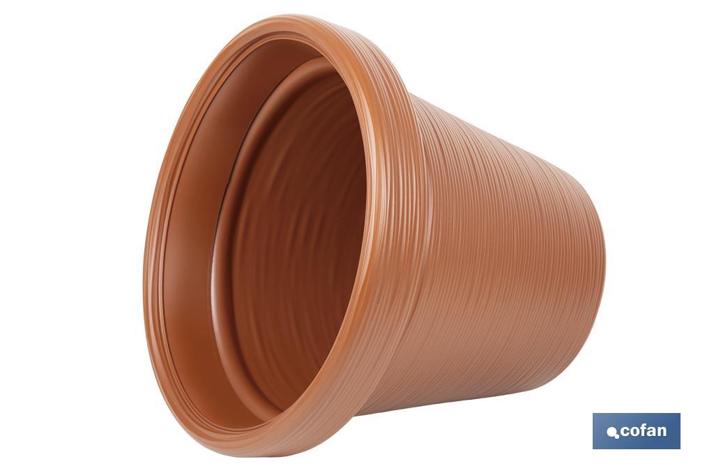 Macetas decorativas con diseño rayado | Color: terracota | Resistentes a los rayos UV | Material: Polietileno de alta densidad | Ideales para interiores y exteriores | Disponibles en diferentes medidas y capacidades - Cofan