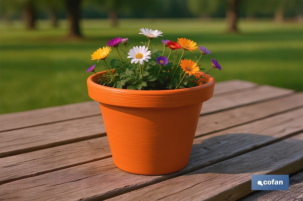 Macetas decorativas con diseño rayado | Color: terracota | Resistentes a los rayos UV | Material: Polietileno de alta densidad | Ideales para interiores y exteriores | Disponibles en diferentes medidas y capacidades - Cofan