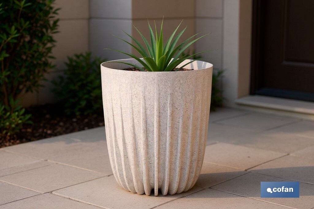 Maceteros decorativos ecológicos | Diseño con rayas en relieve | Tapón de drenaje incorporado | Disponibles en dos colores con diferentes medidas - Cofan