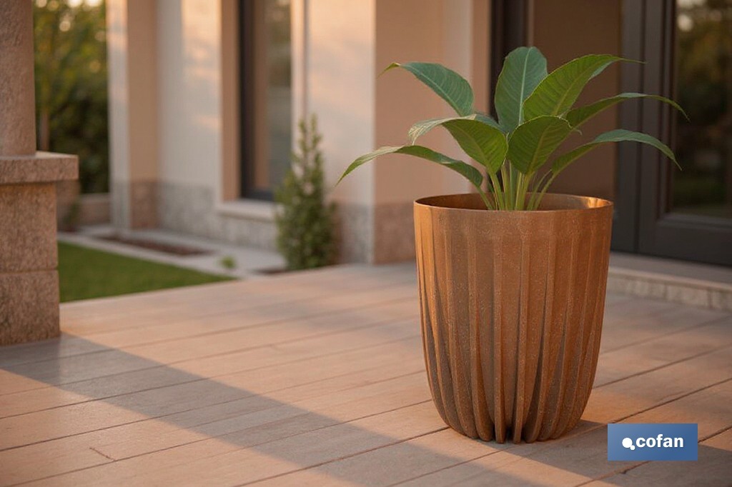 Maceteros decorativos ecológicos | Diseño con rayas en relieve | Tapón de drenaje incorporado | Disponibles en dos colores con diferentes medidas - Cofan