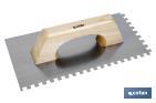 FRATTAZZO DENTELLATO | DIMENSIONI: 275 X 115 MM | DENTELLATURA: 8 X 8 MM | PER L’EDILIZIA | MANICO DI LEGNO