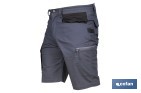 Bermudas de trabajo modelo Frigg en gris y negro | Elásticas, ligeras con múltiples bolsillos y protección lumbar| Materiales: 65 % poliéster y 32 % algodón | Disponibles en amplio rango de tallas - Cofan