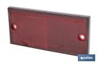 Catadióptrico rectangular con agujeros | Tornillos no incluidos | Producto homologado | Disponible en 3 colores diferentes | Medidas: 106 x 50 mm - Cofan