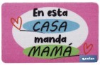 FELPUDO ENTRADA "EN ESTA CASA MANDA MAMÁ" | ADECUADO PARA INTERIOR Y EXTERIOR | MATERIAL RESISTENTE | BASE ANTIDESLIZANTE | MEDIDAS: 40 X 60 CM