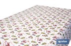 ROLLO DE MANTEL RESINADO ANTIMANCHAS CON ÁRBOLES DE NAVIDAD Y REGALOS | MATERIALES: 75 % ALGODÓN Y 25 % POLIÉSTER | DISEÑO NAVIDEÑO, FÁCIL DE LIMPIAR
