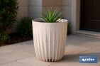 Maceteros decorativos ecológicos | Diseño con rayas en relieve | Tapón de drenaje incorporado | Disponibles en dos colores con diferentes medidas - Cofan