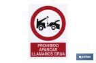 PROIBIDO ESTACIONAR "SUJEITO A GRUA". O DESENHO DO SINAL PODE VARIAR, MAS EM NENHUM CASO O SEU SIGNIFICADO SERÁ ALTERADO.