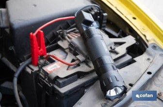 Arrancador portátil de baterías 600 A | Con linterna LED y power bank USB | 330 lúmenes | Adecuado para coches de gasolina hasta 5000 cc y diésel hasta 3000 cc - Cofan
