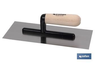 Llana para microcemento | Fabricada en acero de carbono | Medidas: 280 x 120 x 0,4 mm | Mango de madera - Cofan
