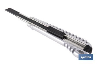 Cúter profesional de aluminio | Hoja negra SK2 | Sistema de bloqueo automático | Zona antideslizante | Disponible en 2 medidas - Cofan