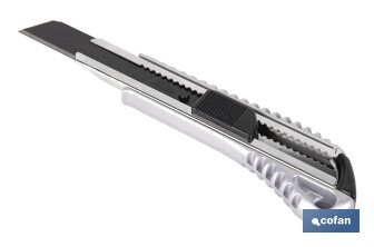 Cúter profesional de aluminio | Hoja negra SK2 | Sistema de bloqueo automático | Zona antideslizante | Disponible en 2 medidas - Cofan